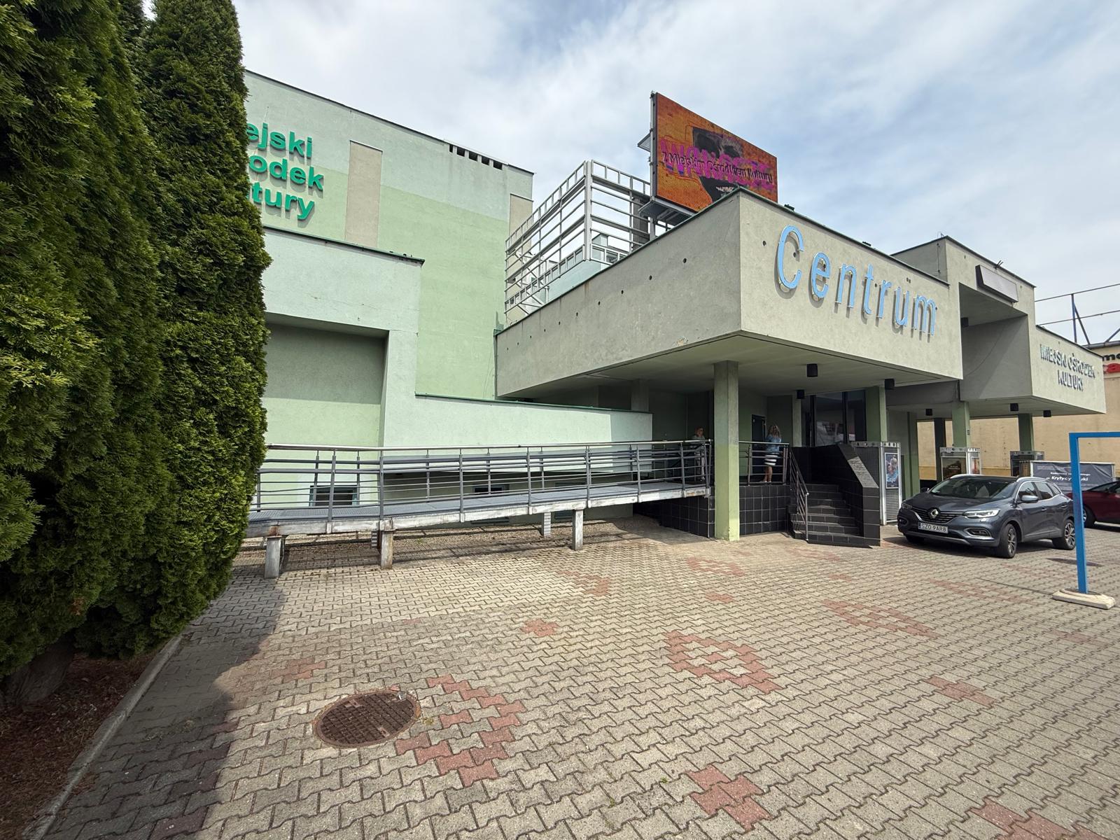 Wejście frontowe do kina centrum - widok z lewej strony