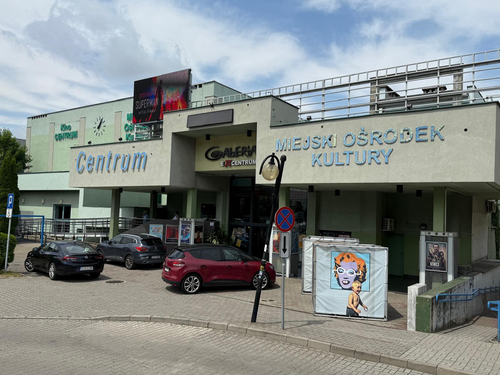 Wejście główne do Kina Centrum oraz Miejskiego Ośrodka Kultury