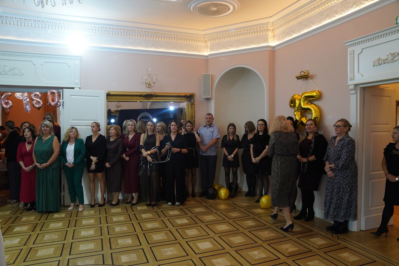 Grupowe zdjęcie pracowników Ośrodka Pomocy Społecznej