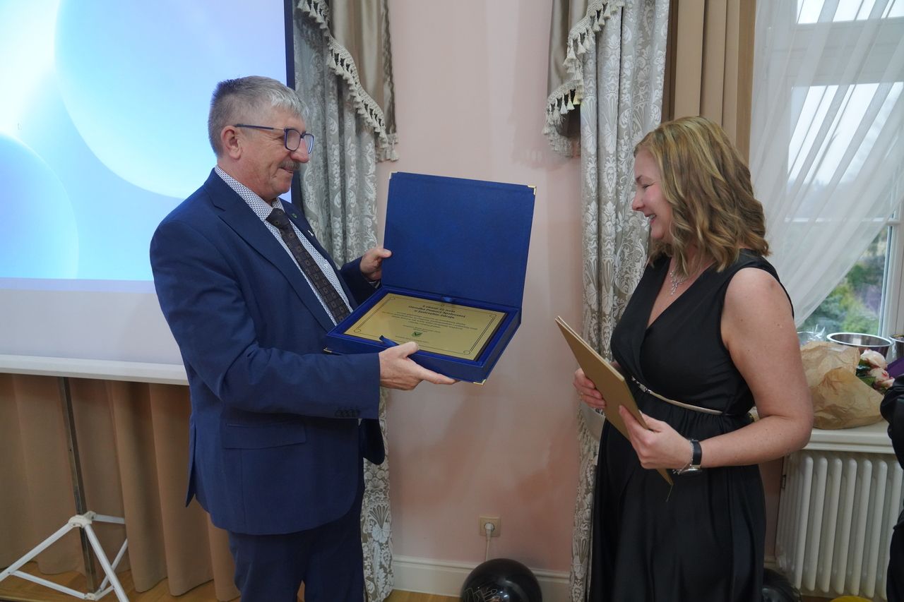 Prezydent Matusiak wręcza list gratulacyjny dyrektorce OPS-u