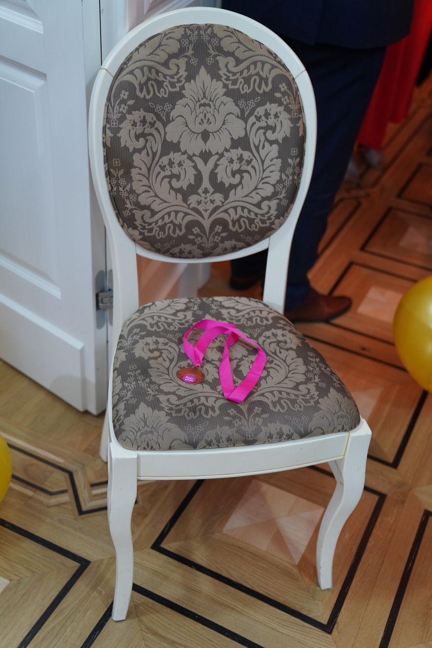 Pamiątkowy medal na krześle