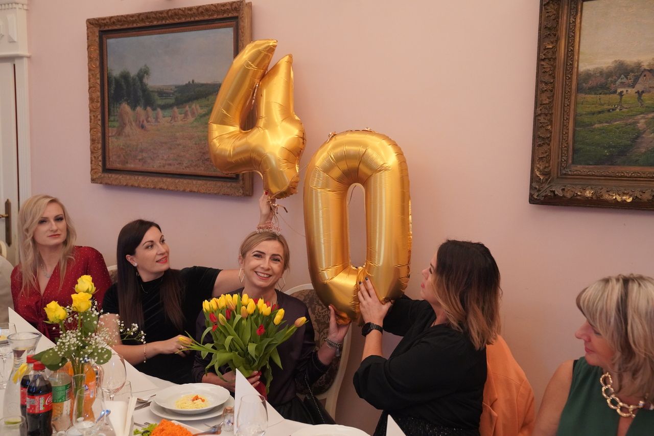 Pracowniczki OPS-u trzymają w rękach nadmuchaną licznę 40