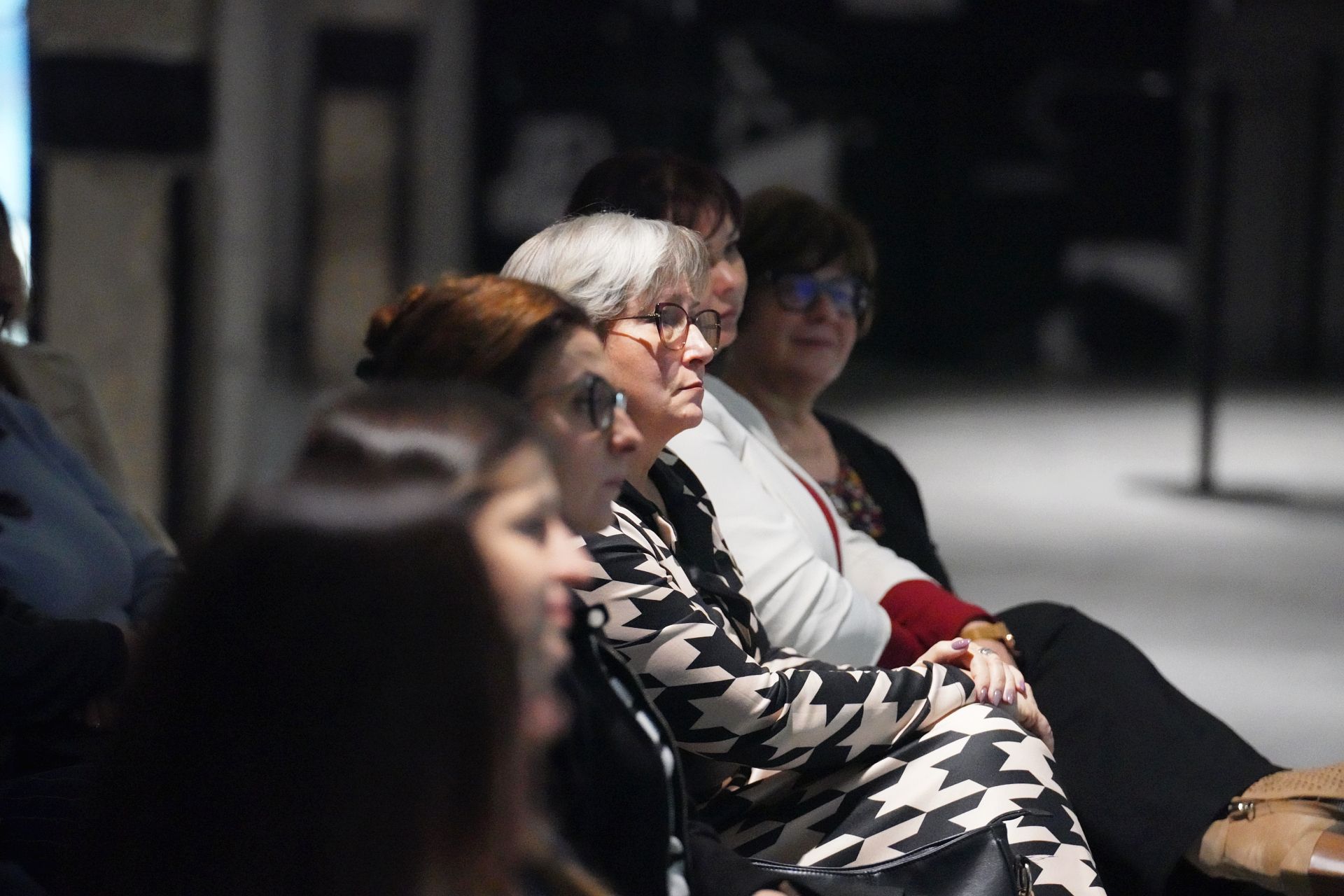 Uczestnicy konferencji siedzący na sali