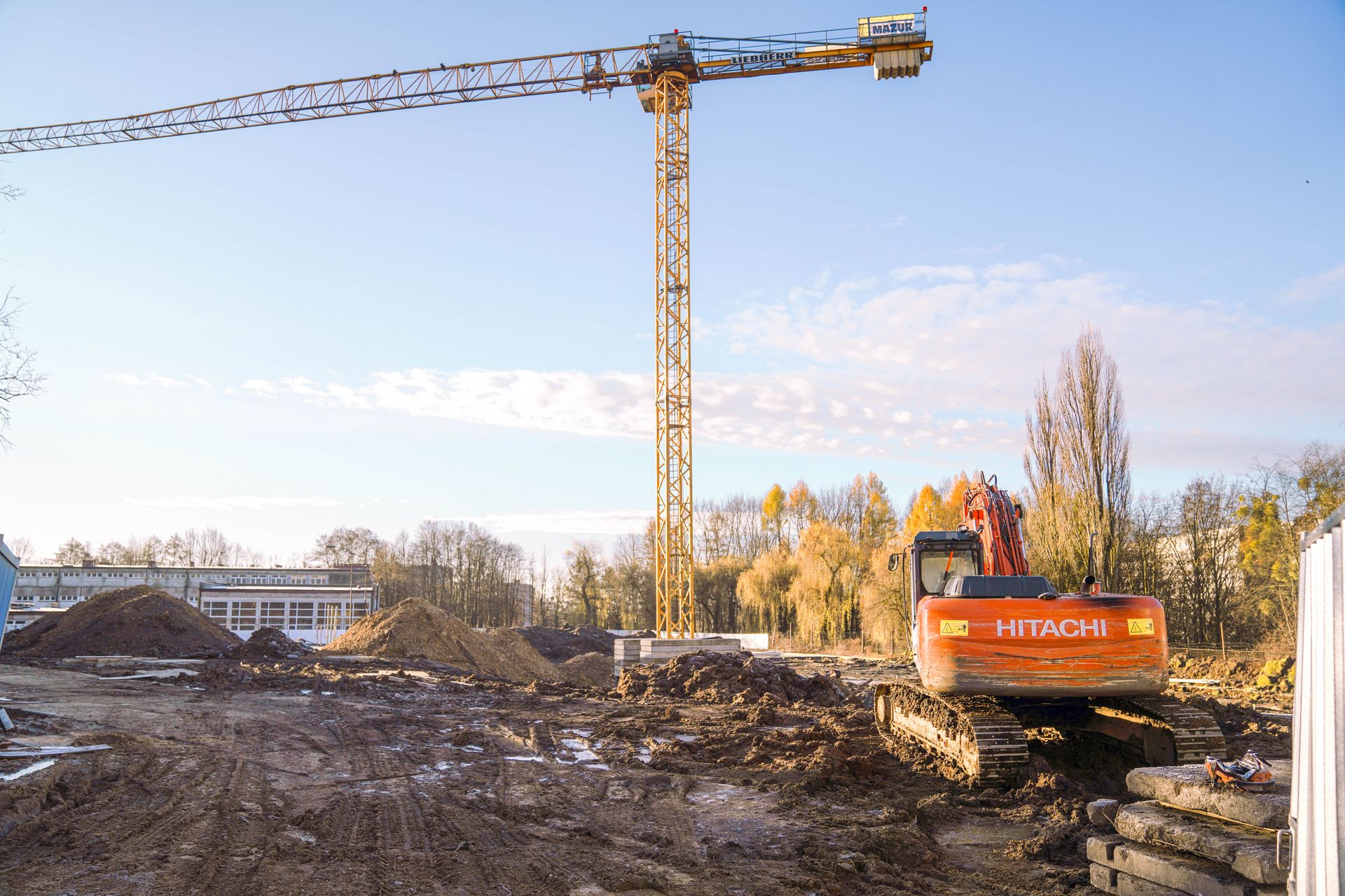 Dźwig Hitachi i wysięgnik na placu budowy