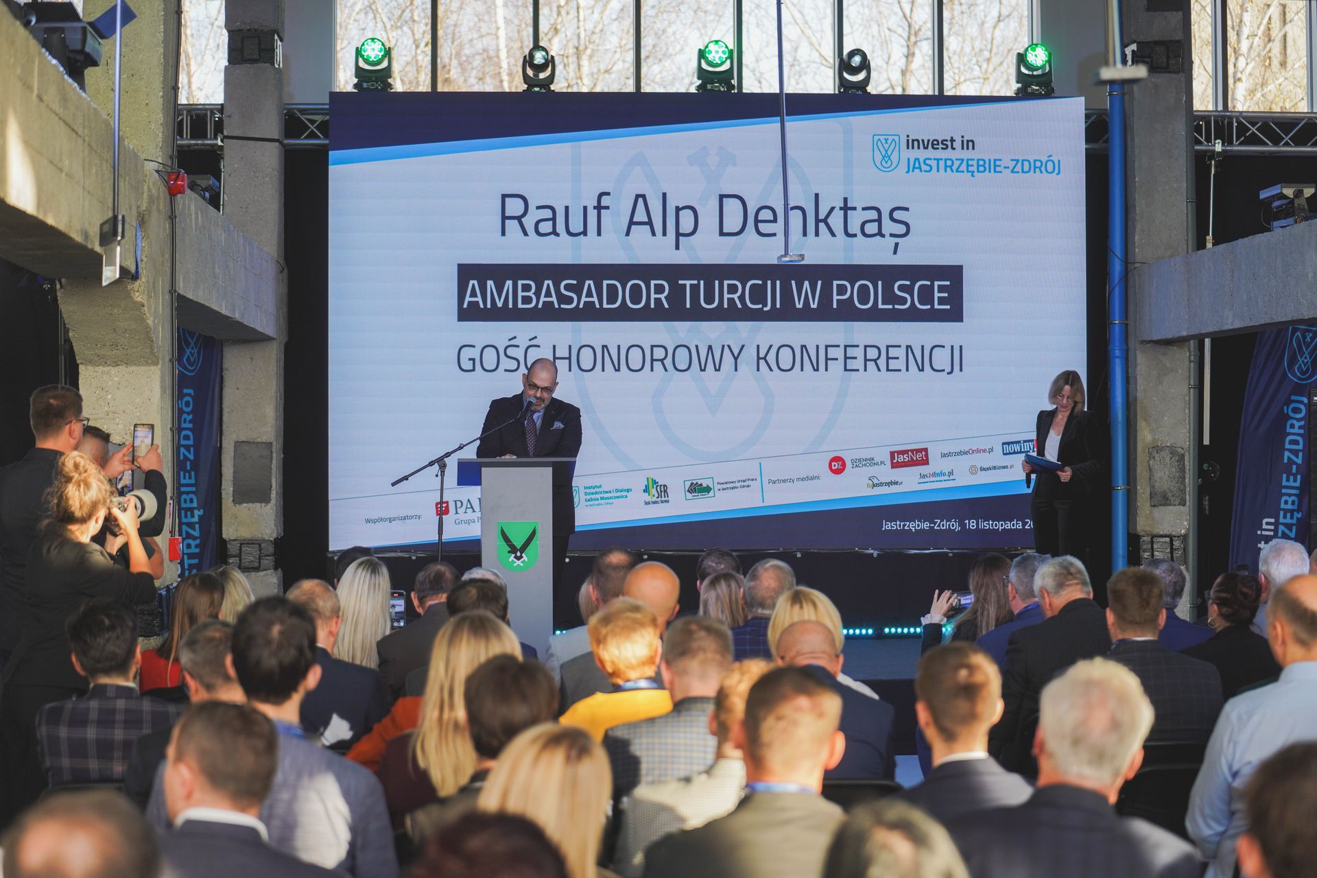 Ambasador Turcji przemawia podczas konferencji gospodarczej