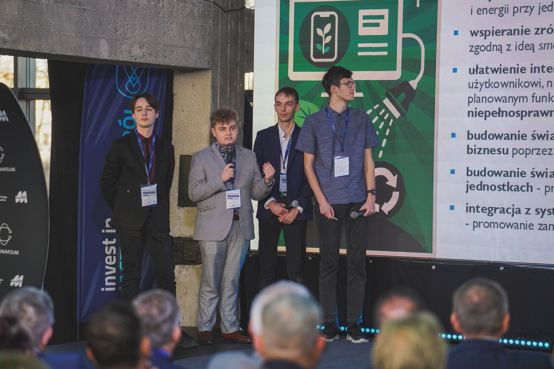 młodzi prelegenci na scenie