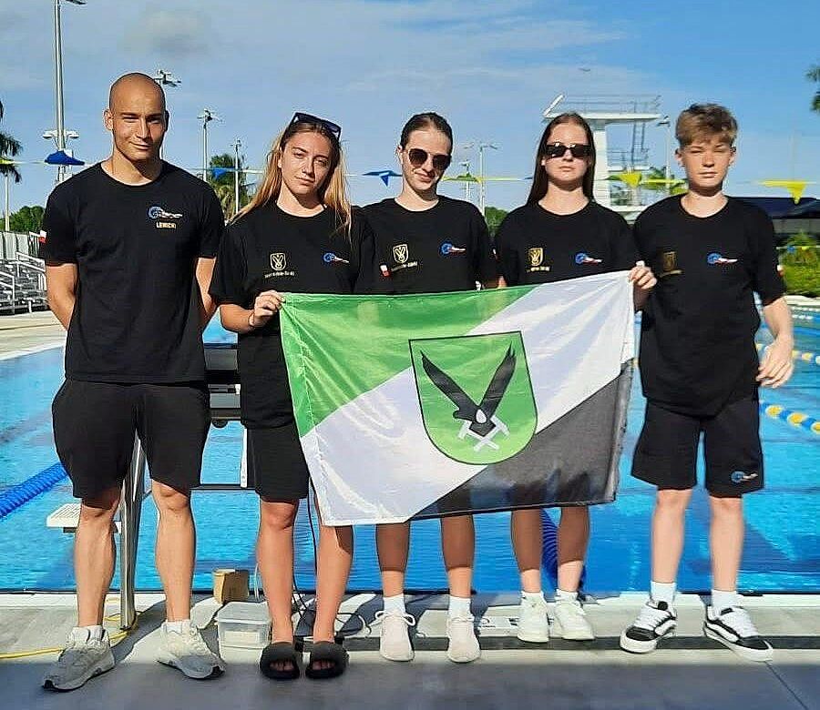 Druzyna Nautilus z flagą Jastrzębia-Zdrój