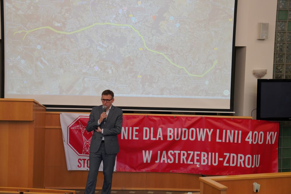 Prezydent Michał Urgoł na tle baneru o sprzeciwie przeciwko linii 400 kv
