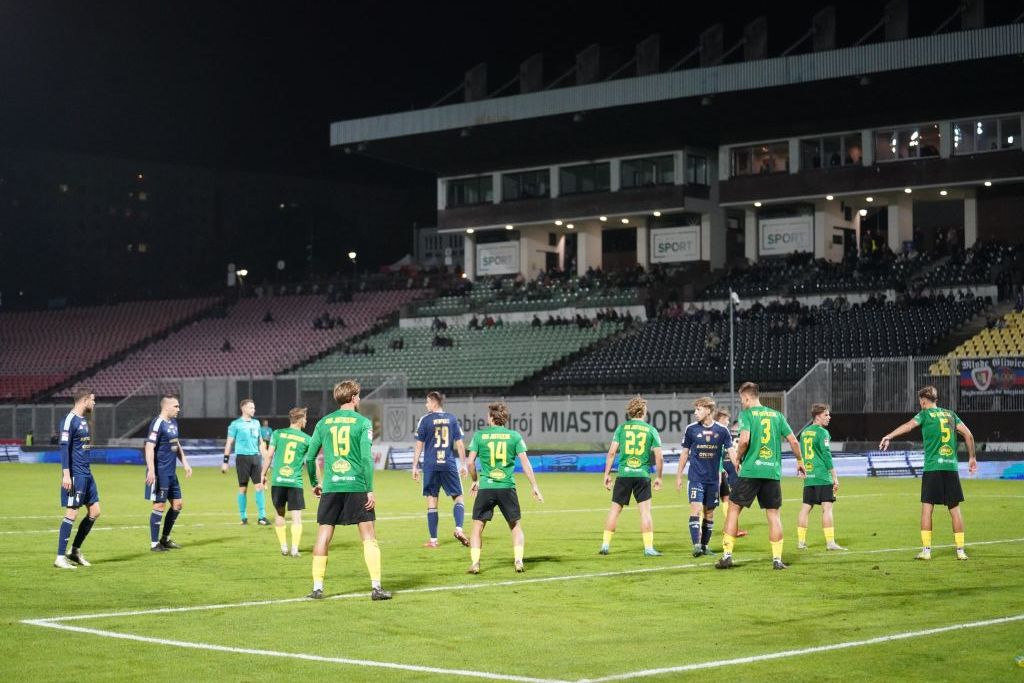 Piłkarze GKSu w polu karnym przeciwnika przed wykonaniem rzutu rożnego