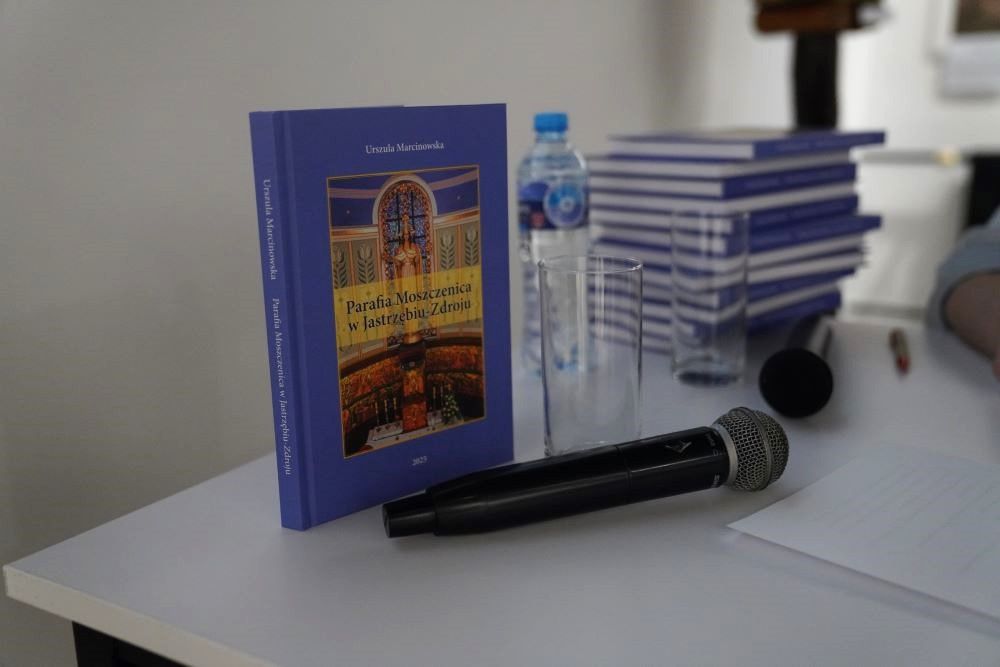 książka na stole obok mikrofon