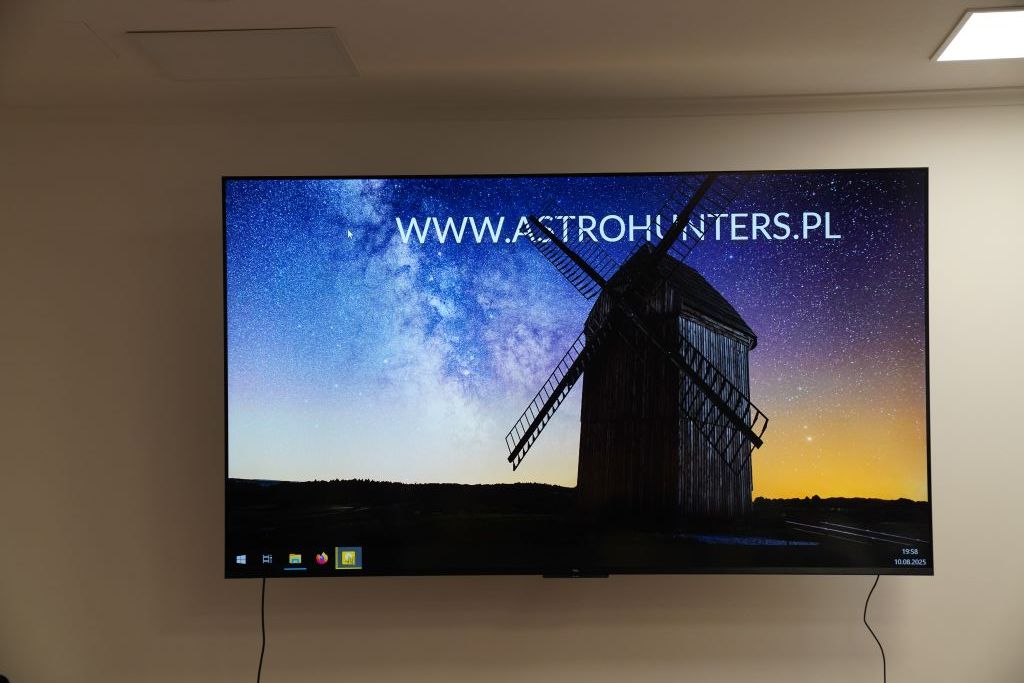 Ekran z prezentacją Astrohunters
