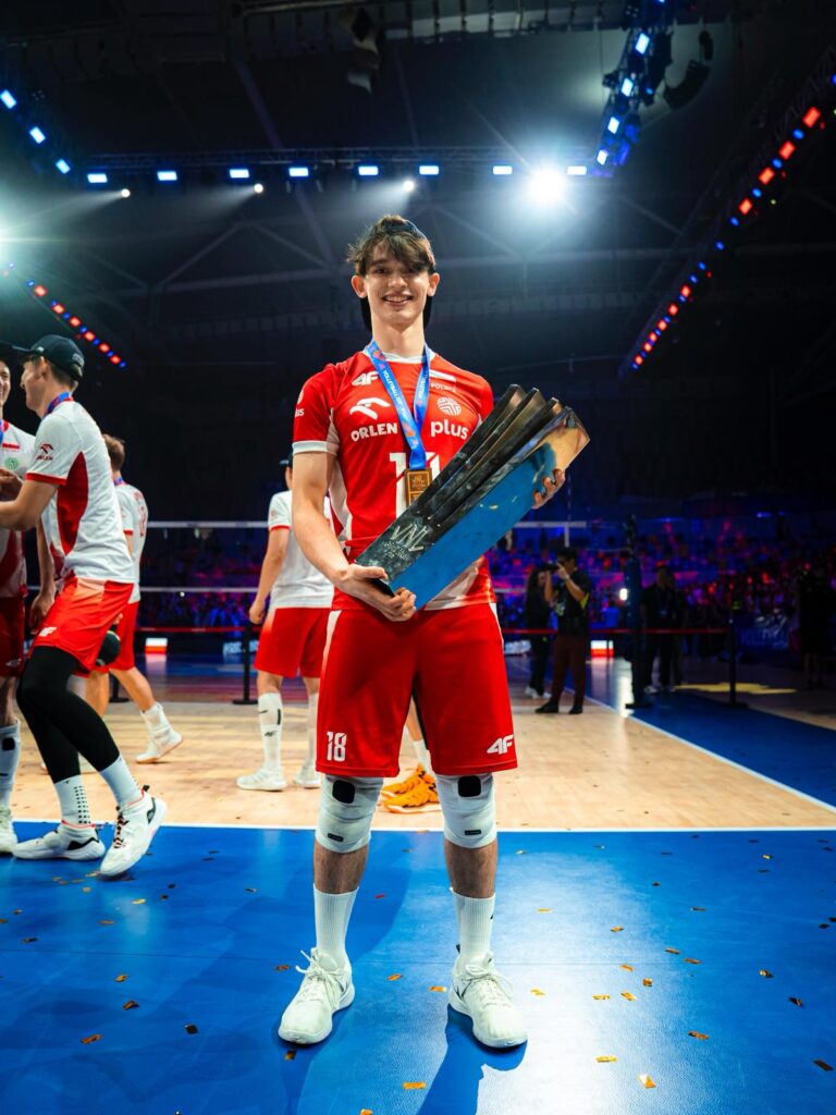 Maksymilian Granieczny z pucharem Ligi Narodów