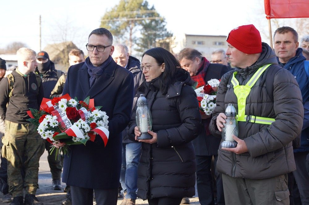 Zdjęcie przedstawia obchody 80. rocznicy Marszu Śmierci.
