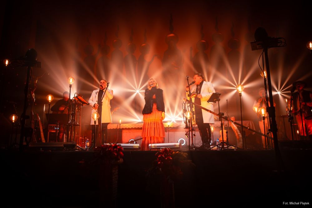 Zdjęcie przedstawia koncert zespołu Golec uOrkiestra.