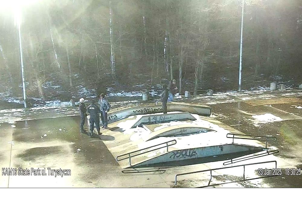 Zdjęcie z monitoringu przedstawiające interwencję Straży Miejskie w skateparku.