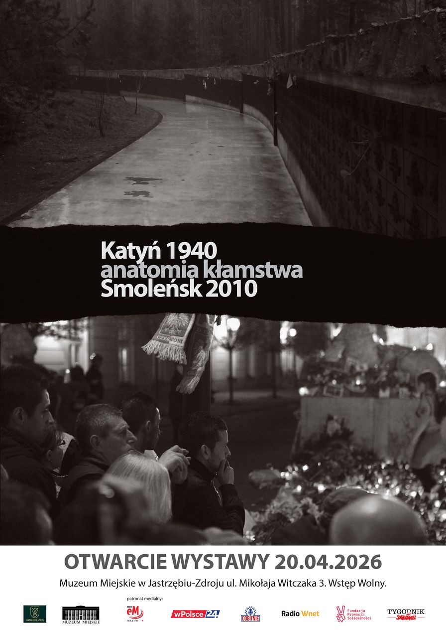 Na dole plakatu znajdują się logotypy organizatorów i patronów medialnych: herb Jastrzębia-Zdroju, Muzeum Miejskiego, Radio eM, wPolsce24, Dobitnie, Radio Wnet, Fundacji Promocji Solidarności i Tygodnika Solidarność.