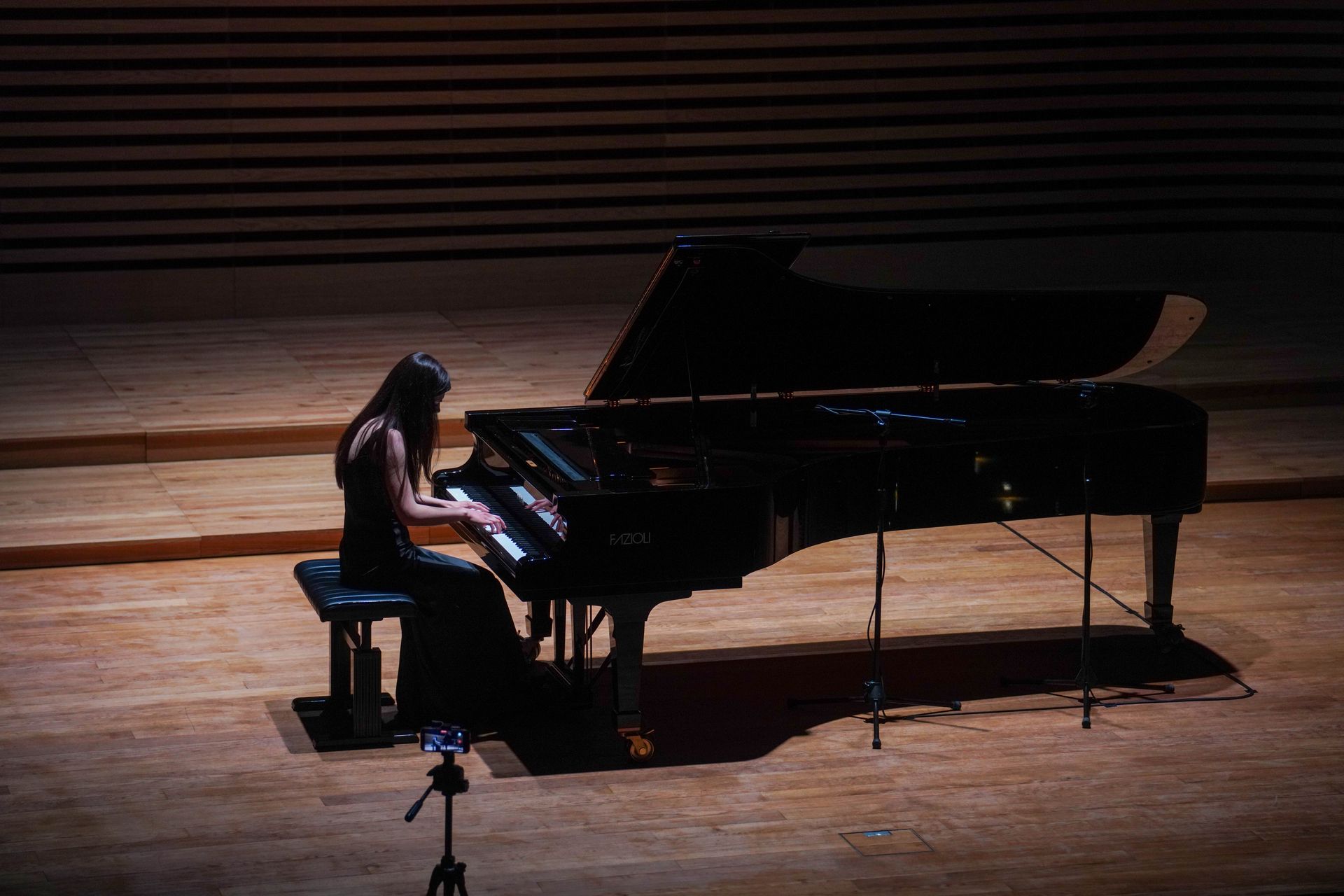 Alicja Czarnecka gra na fortepianie, ujęcie całej sceny