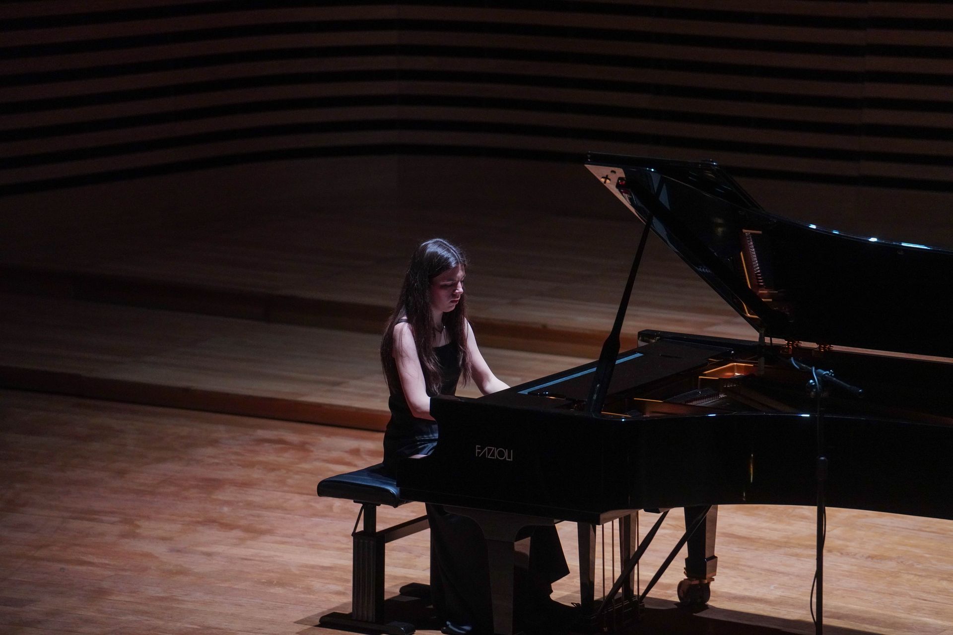 Alicja Czarnecka gra na fortepianie, ujęcie sceny