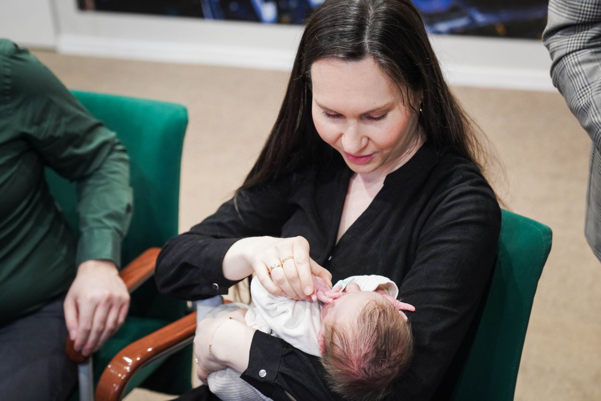 Mama trzyma Adasia na rękach