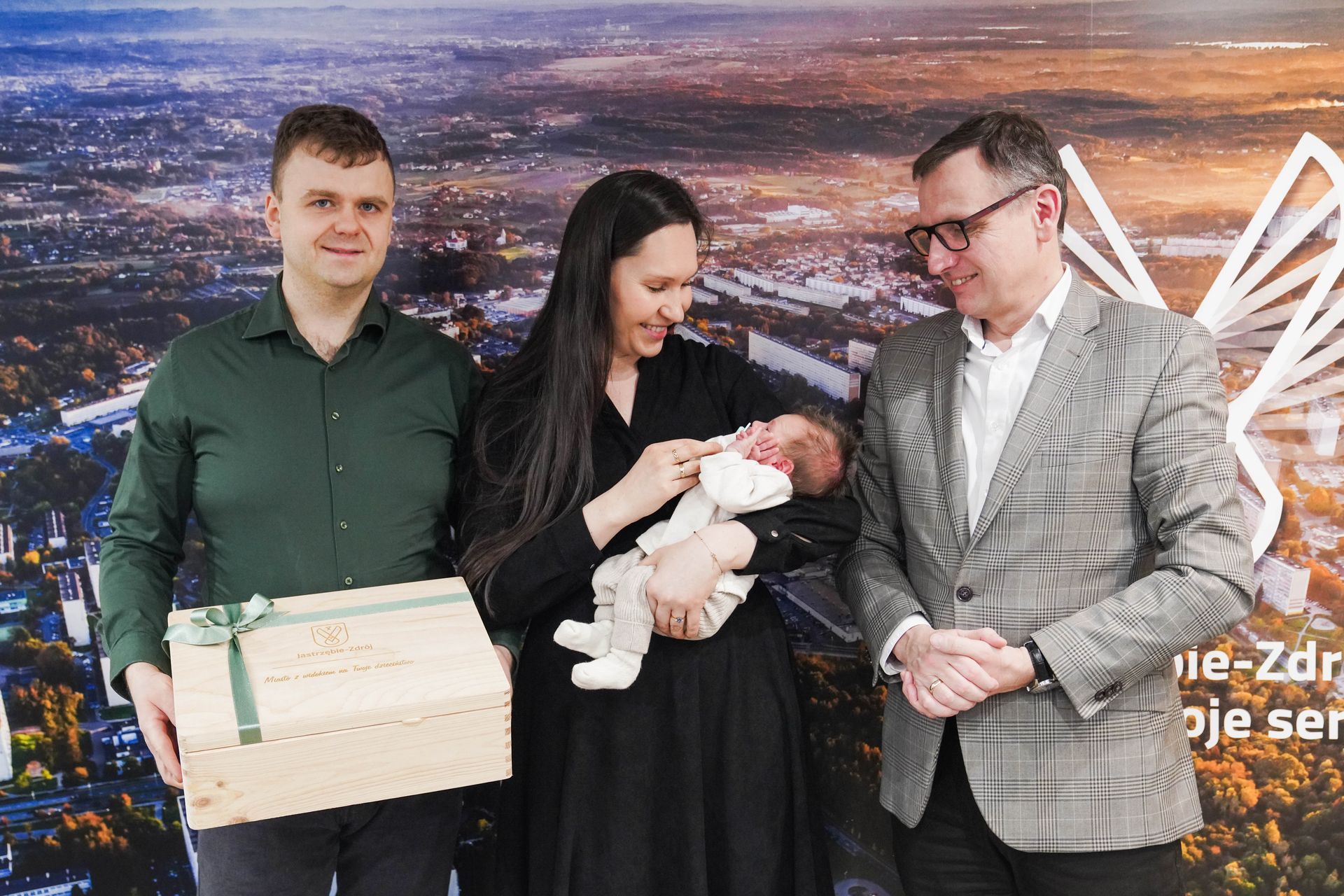 Prezydent Michał Urgoł wraz z Adasiem i jego rodzicami