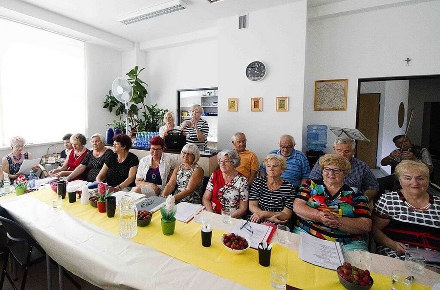 seniorzy w klubie seniora podczas spotkania