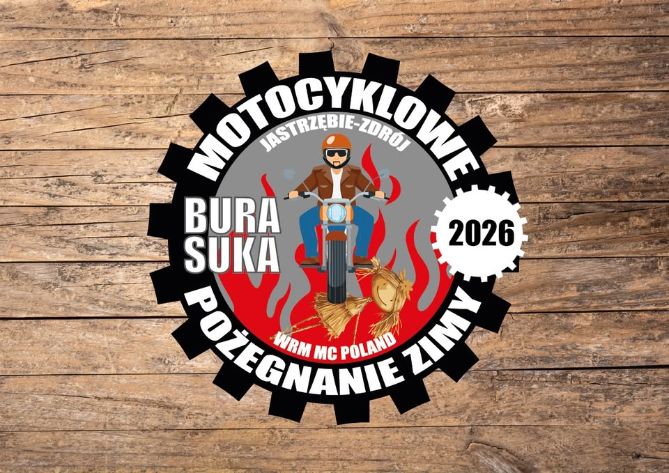 motocyklista w kasku jedzie przez płonącą obręcz