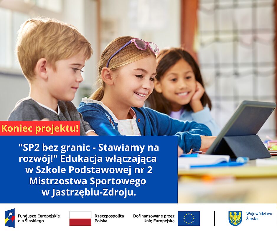 dzieci siedzą przy stole lekcyjnym