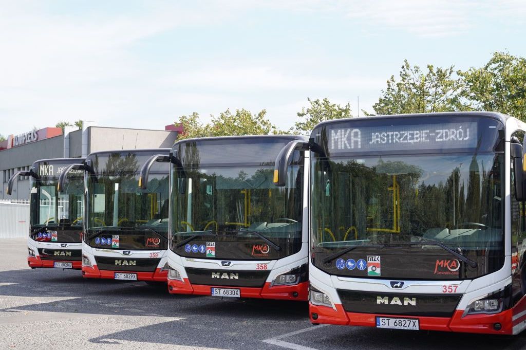 zaparkowane miejskie autobusy