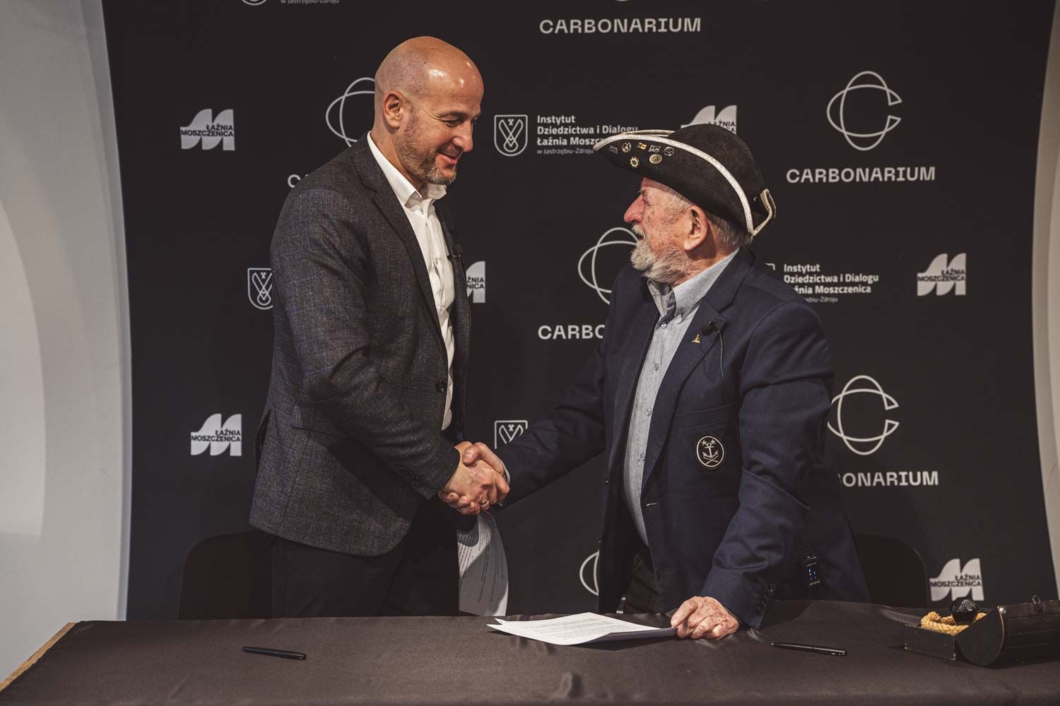 fot. Aneta Czarnocka-Kanik Dyrektor Rafał Jabłoński i kapitan Jerzy Radomski podają sobie dłonie