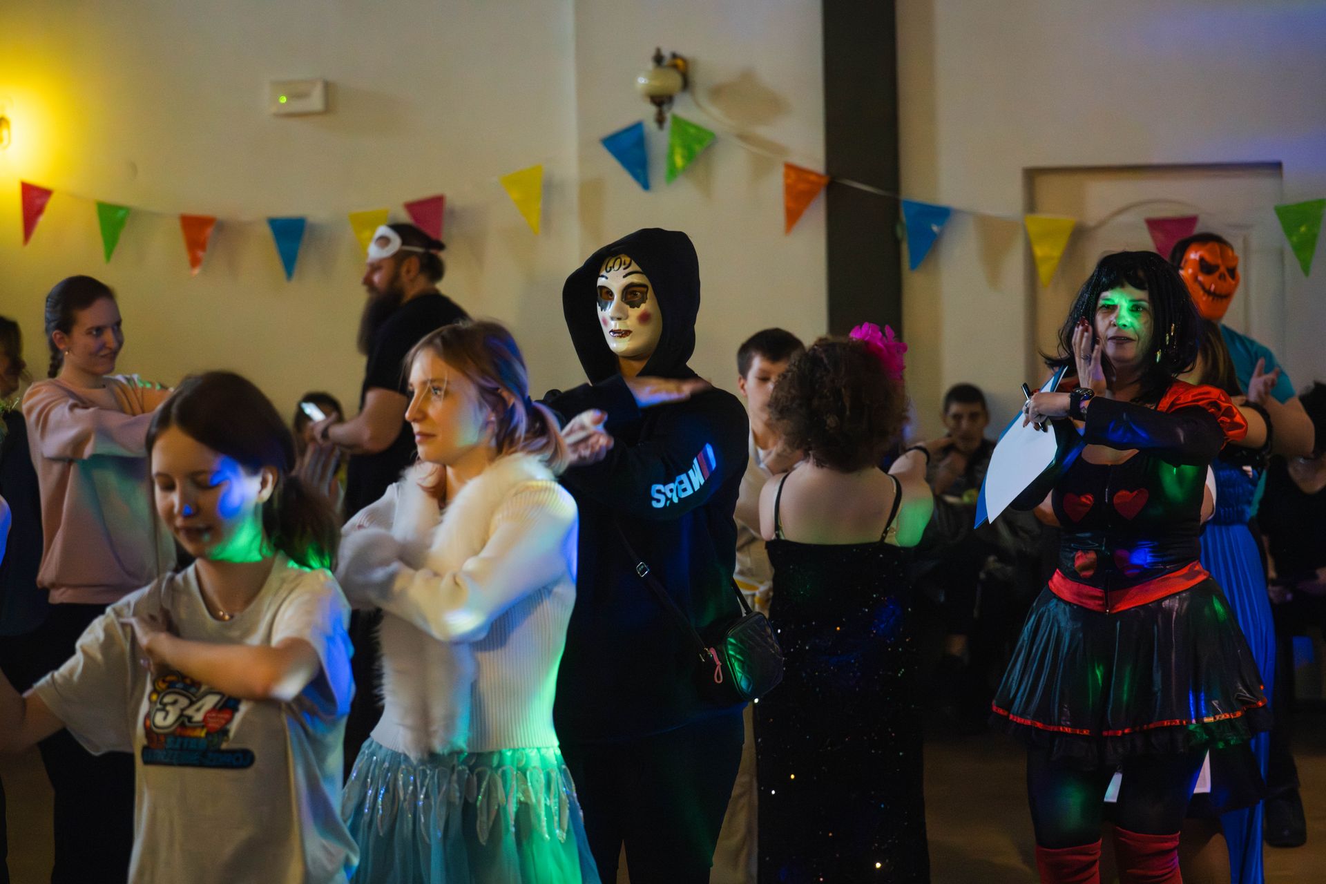 na sali Domu Zdrojowego tańczą uczestnicy zabawy