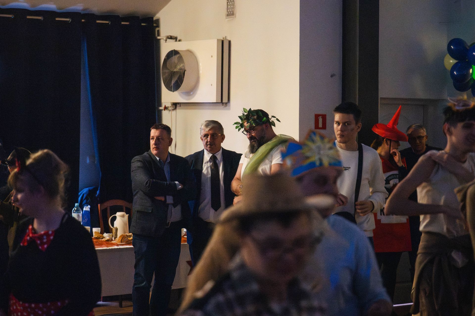 Wiceprezeydnet Andrzej Matusiak obserwuje wydarzenie