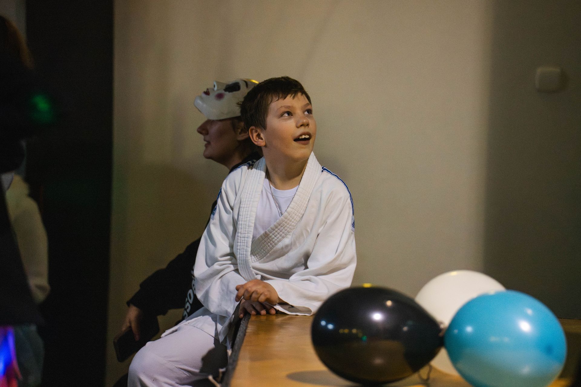 uśmiechnięty chłopczyk miedzy balonami