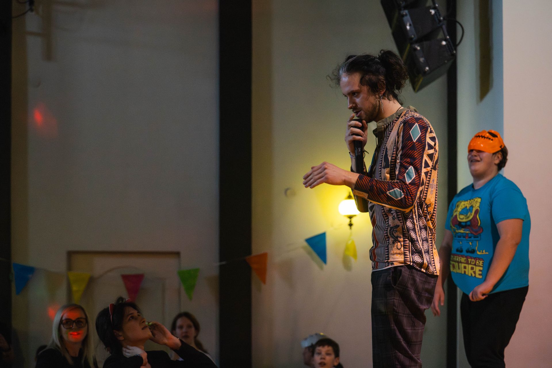 mężczyzna prowadzi zabawę