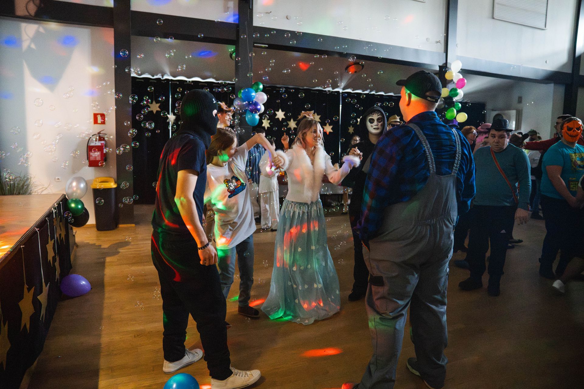 na parkiecie Domu Zdrojowego bawią sie poprzebierani uczestnicy balu