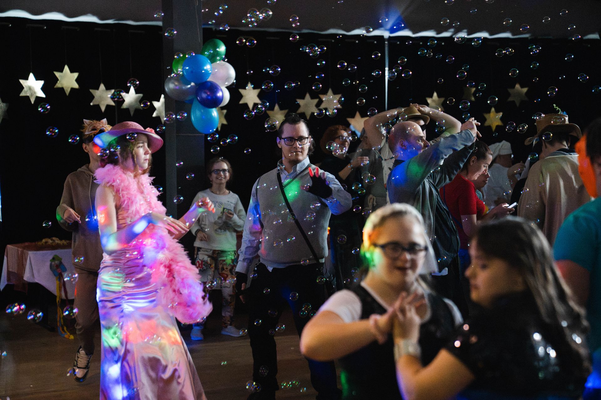 na ozdobionej sali Domu Zdrojowego bawią sie dzieci w strojach karnawałowych
