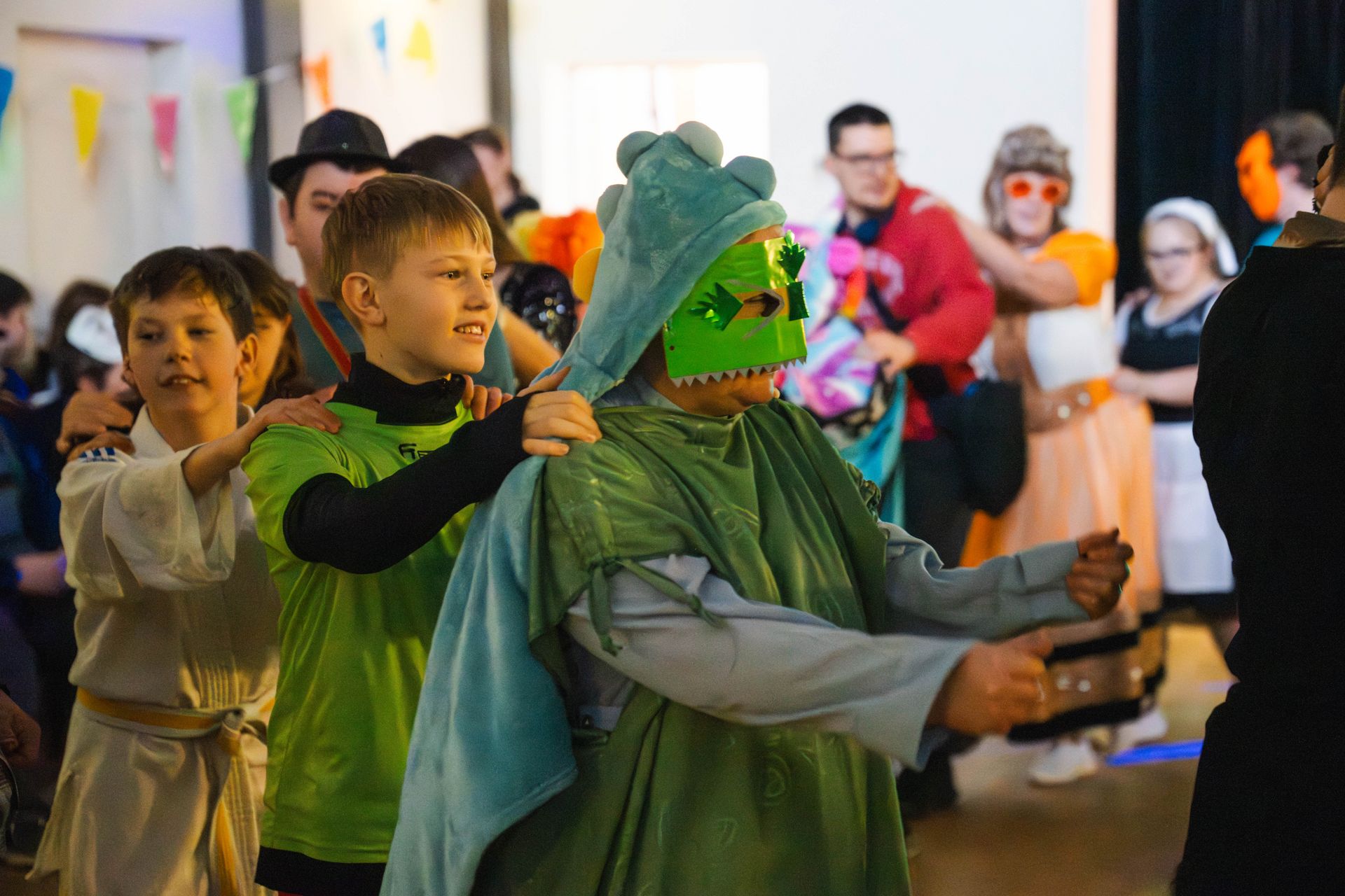 uczestnicy balu integracyjnego w brawnym korowodzie