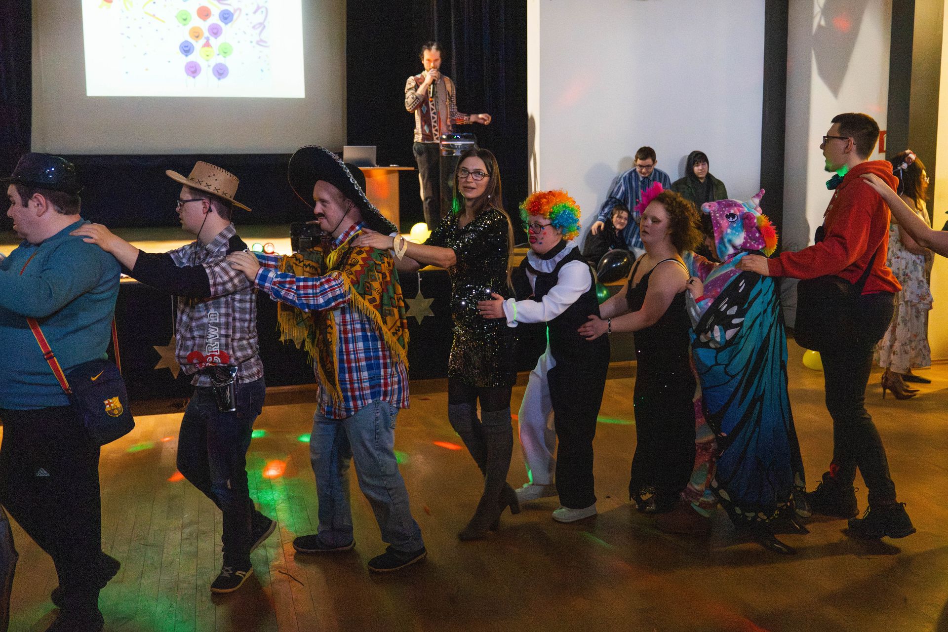 zabawa w pociąg podczas balu w Domu Zdrojowym