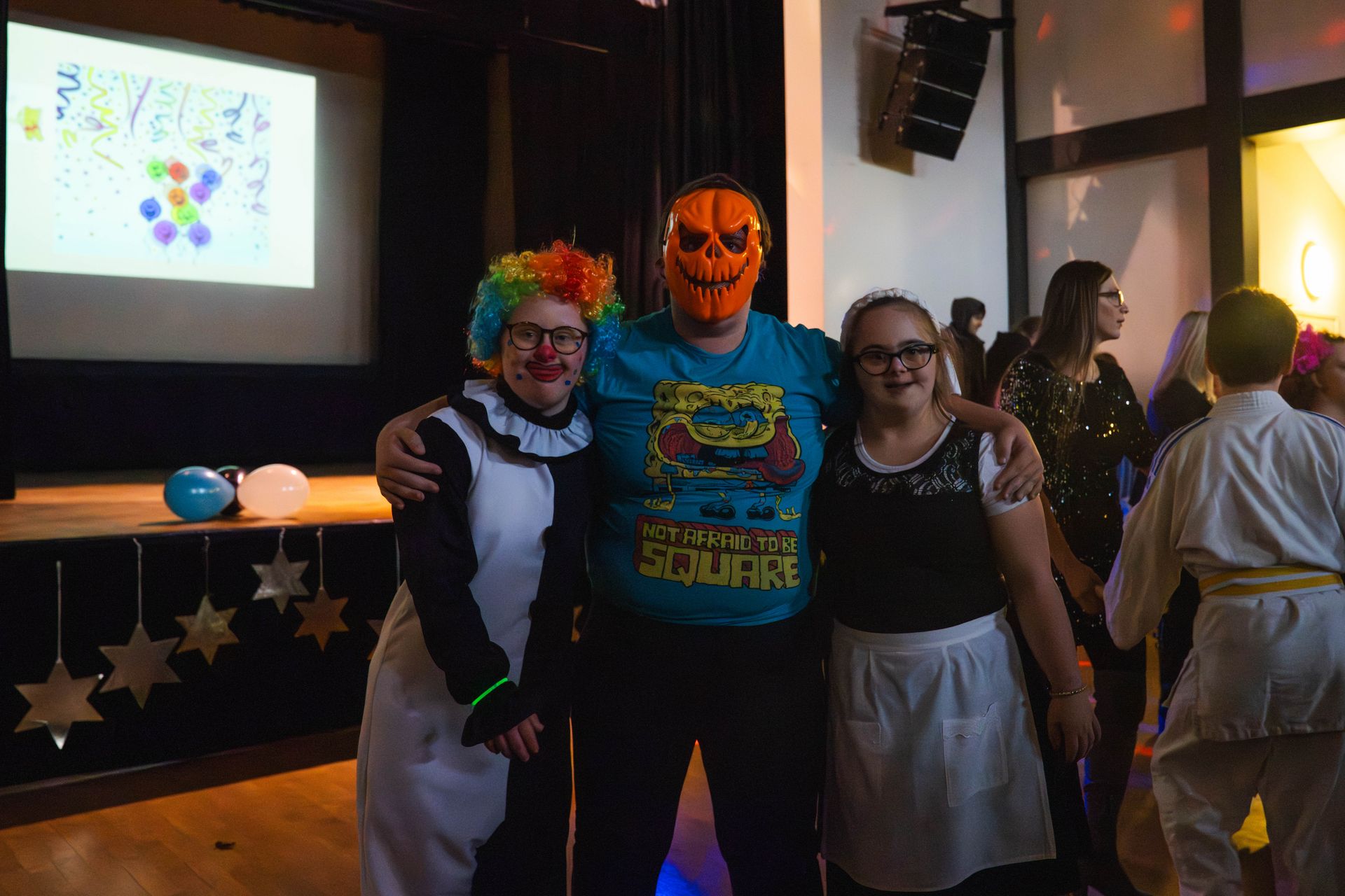 opiekunowie pozują do zdjęcia