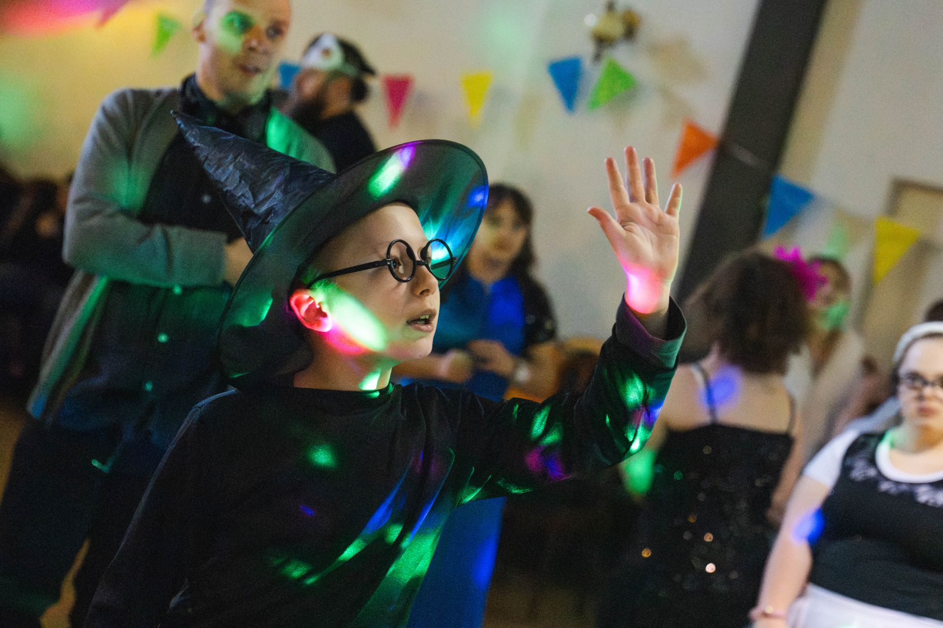 mały czarodziej podczas tańca