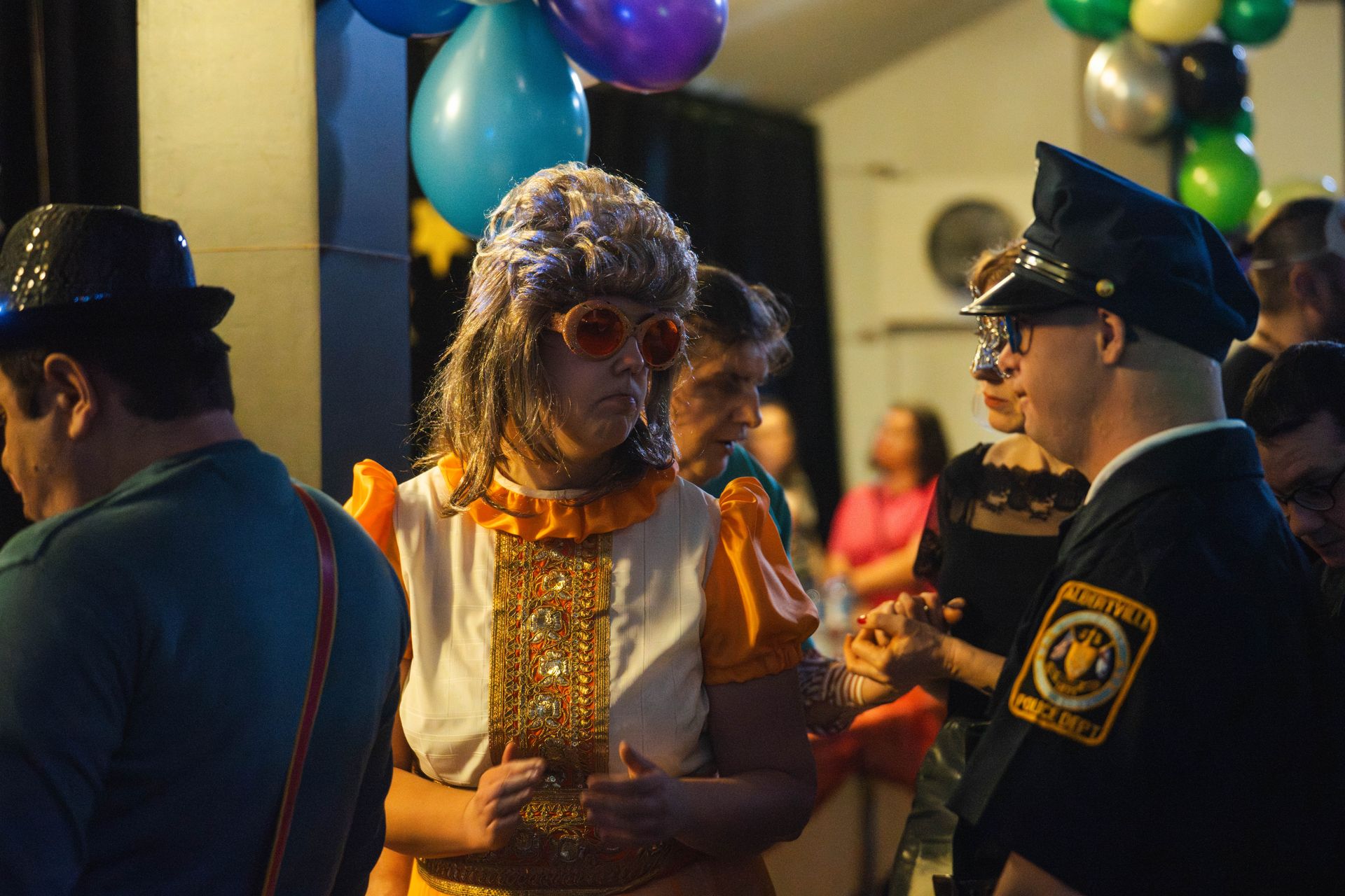 dwie osoby podczas rozmowy na balu