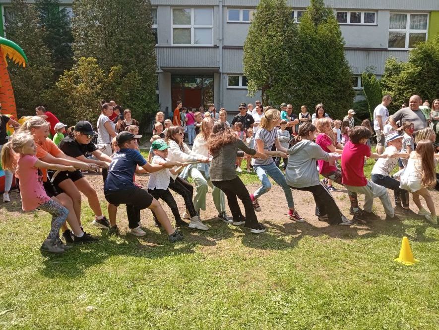 Dzieci bawiące się na Dniu Dziecka.