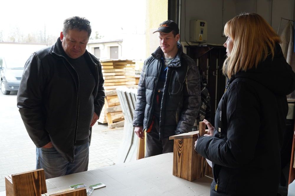 Zdjęcie ludzi którzy odbierają budki lęgowe.