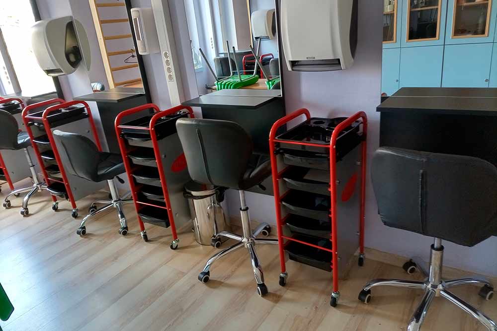 Pracownia - widok na fotele i stanowiska do pracy.