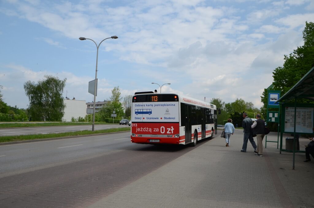 Stojący na przystanku biało czerwony autobus komunikacji miejskiej