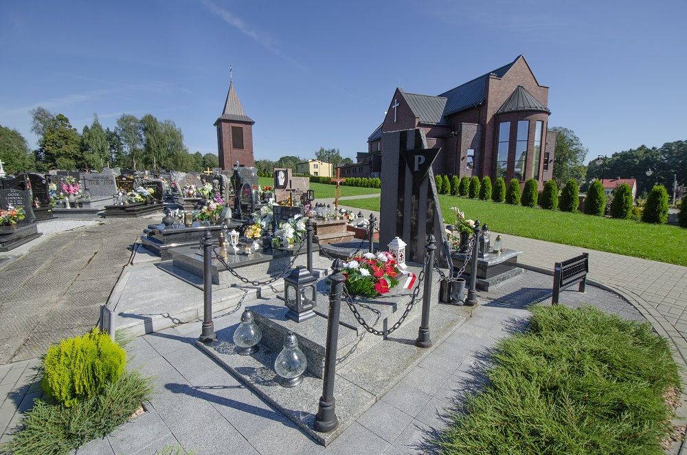 Grób zbiorowy wojenny 22 więźniów byłego hitlerowskiego obozu KL Auschwitz -Birkenau, którzy zginęli w czasie ewakuacji w styczniu 1945 roku.