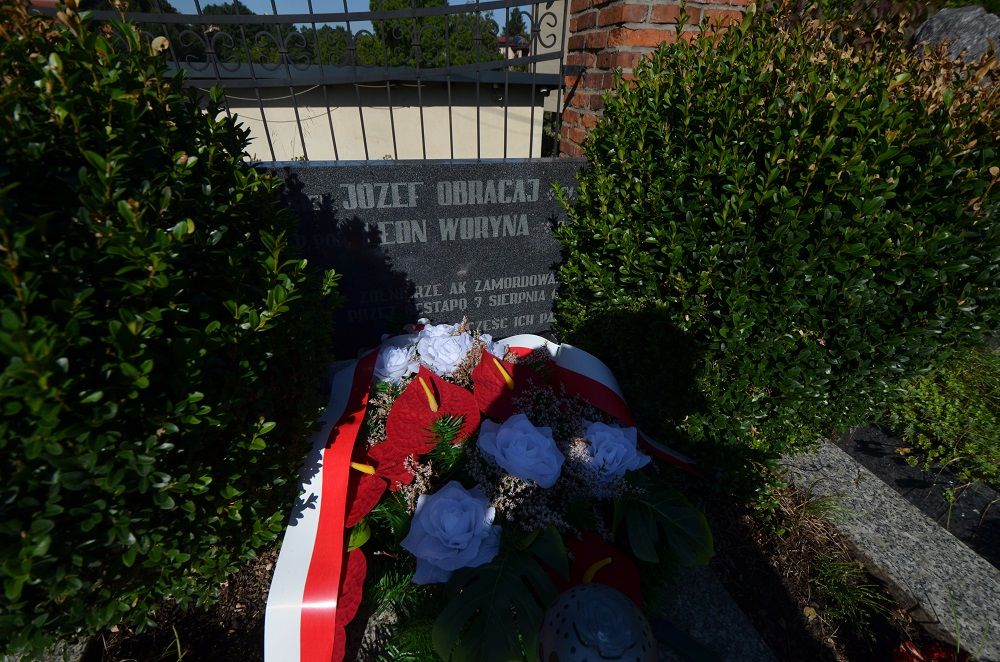 Grób zbiorowy wojenny sierżanta Józefa Obracaja i ppor. Leona Woryna żołnierzy Armii Krajowej zamordowanych przez Gestapo 7 sierpnia 1943 roku.
