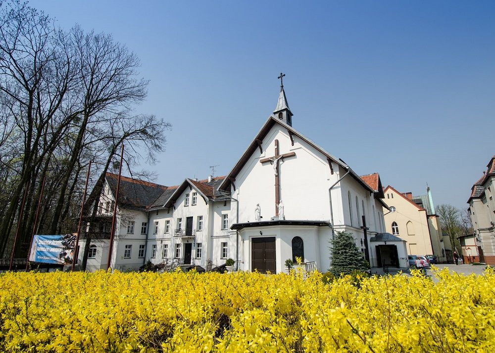 Kościół pw. Najświętszego Serca Pana Jezusa wiosną w słoneczny dzień