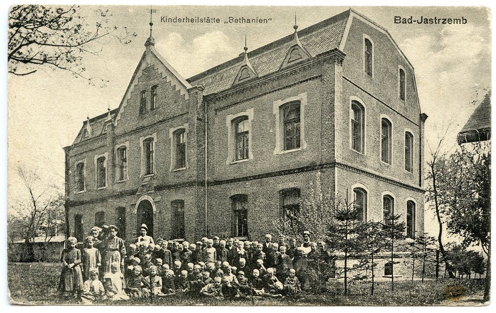 archiwalna pocztówka, dzieci przed budynkiem Betania III