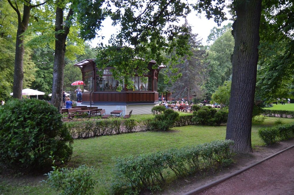 Pijalnia Wód w Parku Zdrojowym, widok z ścieżki