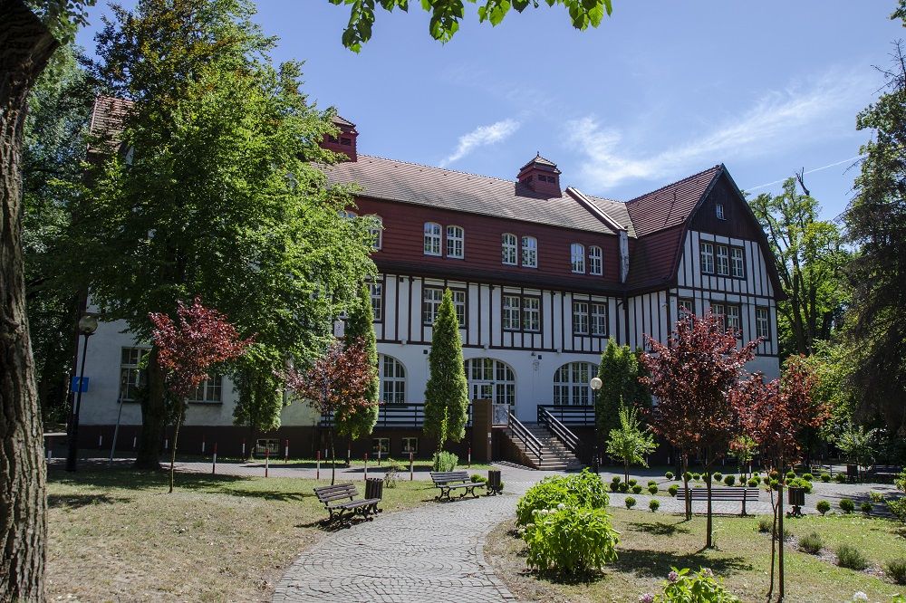budynek Sanatorium Spółki Brackiej w słoneczny dzień